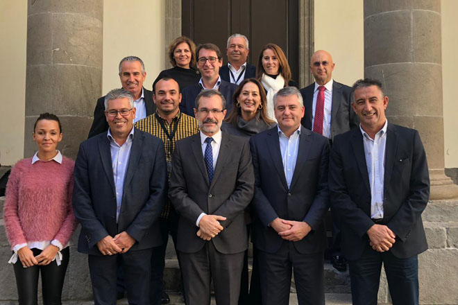 Diputados majoreros en la puerta del Parlamento.